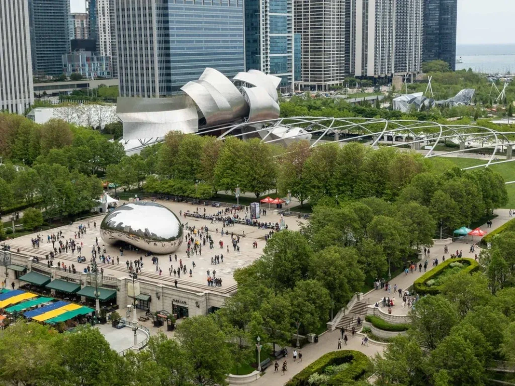 Cloud Gate sculpture and contemporary architecture in Millennium Park, Chicago