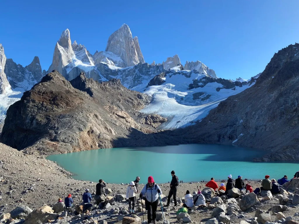 Hikers at Laguna de Los Tres with Fitz Roy peaks - El Chaltén Patagonia Argentina trekking