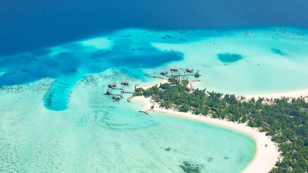 Turquoise water and beach on Maafushi in the Maldives